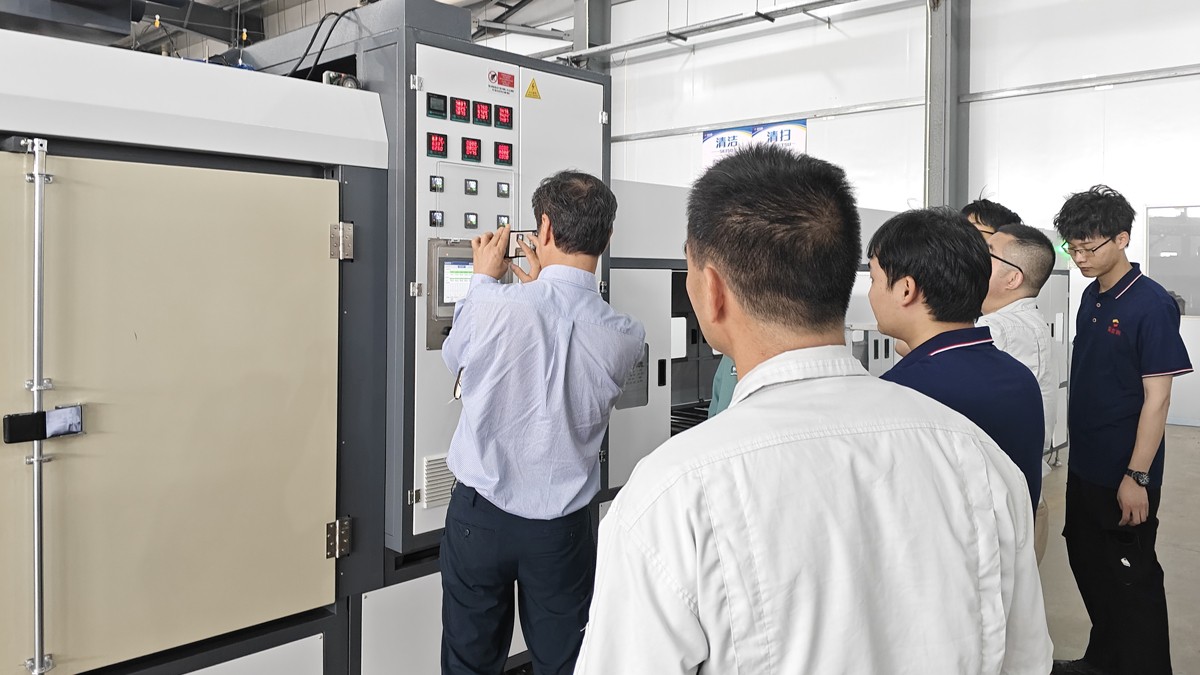 日本京寫董事長(zhǎng)參觀隧道爐生產(chǎn)廠家