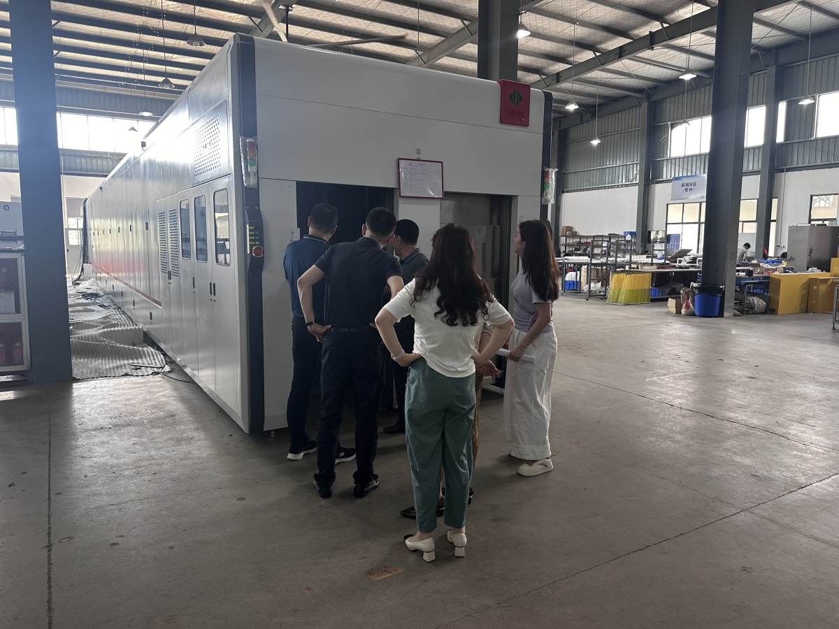 年產(chǎn)值20億級(jí)PCB巨頭到訪(fǎng)鑫金暉，考察塞孔絲印機(jī)和烘干隧道爐一體生產(chǎn)線(xiàn)